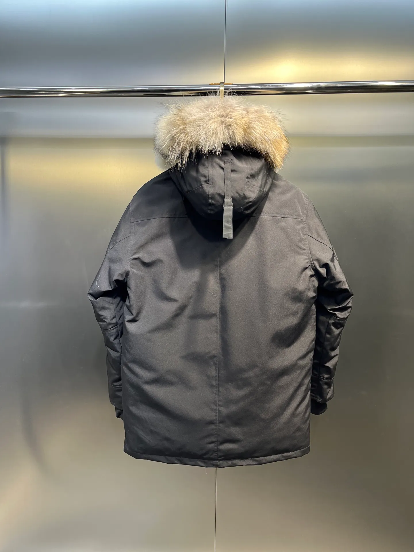 P860 Canada Goose model 06, the same model as the famous star, men's and women's models, with cold-proof flannel on the collar, which is close to the head and neck, comfortable and warm! The fabric is made of high-density nano-level waterproof fabric, which is windproof and wear-resistant and has a certain thickness! Seamless threaded cuffs! Avoid hard knots! It doesn’t matter how low the temperature is this winter, one piece is enough. I’ll give you the wind and temperature! Contains pure duck down, sufficient quantity, unique fashion design + waterproof craft fabric + big brand YKK double zipper pullers, real photos, upright style quality, regardless of the external standard and the internal content, you can feel free to compare it with the softer, easier to wrinkle and lighter version on the market!  size：s-xxl
